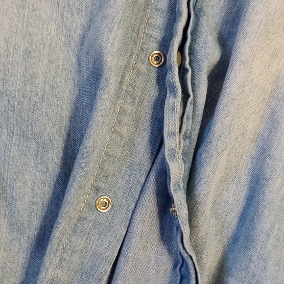 💙SOLD💙H&M light wash denim button up - Picture 5 of 9